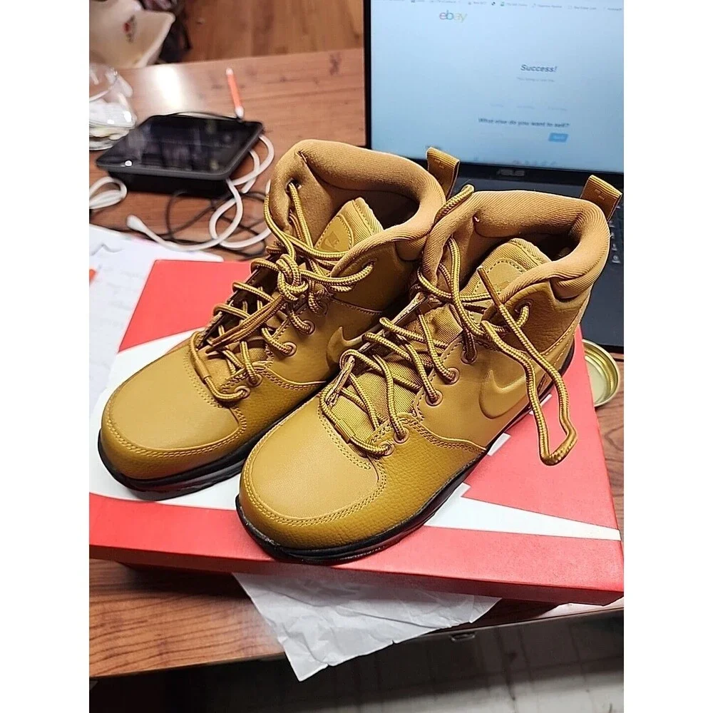 Nike Manoa Leather Boots Wheat/Black BQ5372-700 Size 4Y